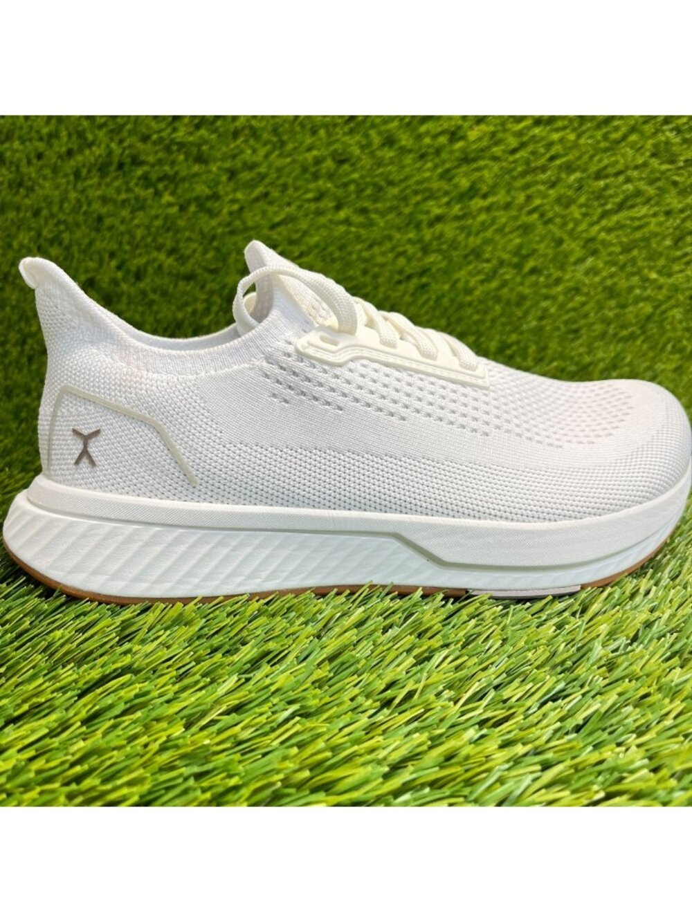 Flux Footwear Adapt Runner White Gum Womens Size 6.5 Athletic Walking Knit Shoes